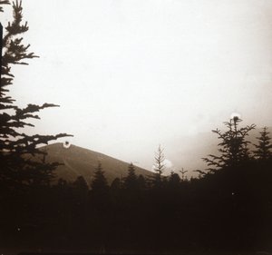 Landskap, røyk i avstand, Alsace, c1914-c1918 av Unbekannt
