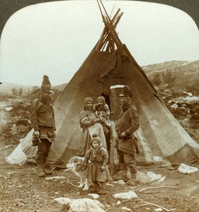 Laplanderfamilie og sledehund - utenfor sommerhuset deres - i en åsside i Norge, ca 1905. av Unbekannt