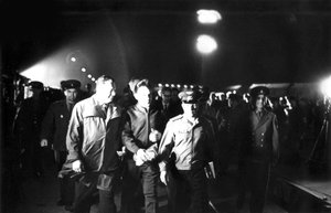 Siste trinn som den russiske kosmonauten Vladimir Komarov, Bykonor Cosmodrome, Usuru, ౨౩ april av Unbekannt