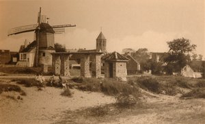 Gammel vindmølle og kirke, Gammel vindmølle og kirke, c1900. av Unbekannt