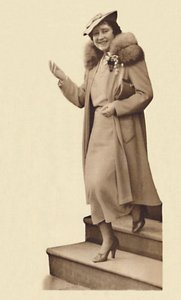 Forlater nr. 3 Belgrave Square, for dåpen til prinsesse Alexandra 9. februar 1937 av Unbekannt