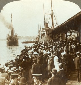 Forlater gamle hjem og venner - vinker emigranter til Amerika, Christiania, Norge, c1905. av Unbekannt
