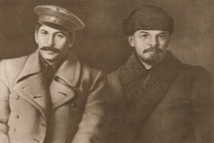 Lenin og Stalin, mars 1919, 1939. av Unbekannt