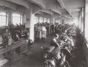 Linsebehandling ved fabrikken til Optical Mechanical Association i Petersburg, 1916 av Unbekannt