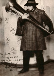 Leonid Andreyev, russisk forfatter, spiller et musikkinstrument, c1900 av Unbekannt