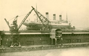 Løfter en majestetisk 56 551 tonn i flytebrygga i Southampton, c1930. av Unbekannt