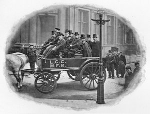 London County Council Fire Brigade Committee starter på en inspeksjon, c1903 1903 av Unbekannt