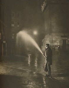Londons nattrengjøring: Scene ved foten av monumentet, c1935. av Unbekannt
