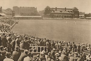 Ser mot paviljongen fra haugen stå ved verdensberømte Lords, c1935. av Unbekannt