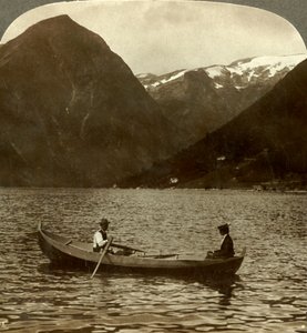 Ser over Essefjorden fra Tjugum til isdekket Kjeipen, Norge, c1905. av Unbekannt