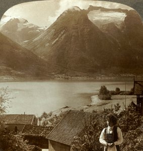 Ser fra Hjelle over stille Strynnssjøen til de bratte isbreene på Skaalafjellet, Norge, c1905. av Unbekannt