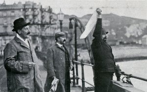 Louis Blériot på brygga i Dover etter sin flytur over Den engelske kanal, 25. juli 1909 av Unbekannt