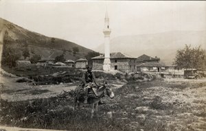 Macedoine, Hellas: en mann på et esel foran en minaret - Postkort 1914-1918 av Unbekannt