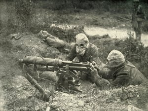 Maskingeværere i aksjon med gasshjelmene sine, 1919. av Unbekannt