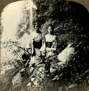 Maidens of the Land of the Rising Sun, under Kogijoku-fossene..., c1900. . av Unbekannt