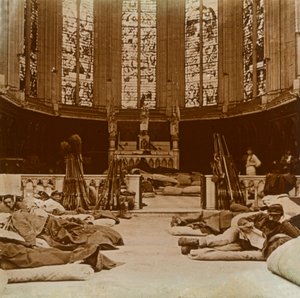 Provisoriske brakker i en kirke, Marne, Nord-Frankrike, 1914. av Unbekannt