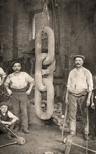 Lage Titanics ankerkjetting ved Hingley & Sons, ca. 1909 (bilde) av Unbekannt