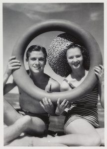 Mann og kvinne ser gjennom en gummiring på stranden, ca 1935 av Unbekannt
