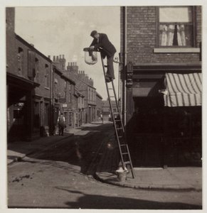 Mann som renser en gassgatelykt, ca 1905 av Unbekannt