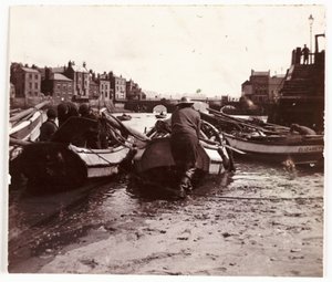 Mann som lanserer en fiskebåt, Whitby Harbour, ca 1901 av Unbekannt