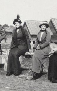 Maria Evgenyevna Golovina, sekretær for Rasputin høyre og Julia Alexandrovna Den, 1912-1913 av Unbekannt