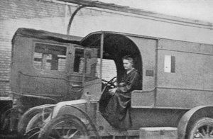 Marie Curie , polskfødt fransk fysiker, kjørte en bil omgjort til en radiologisk enhet, 1914 av Unbekannt