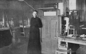 Marie Curie, polskfødt fransk fysiker, i laboratoriet hennes, 1912 av Unbekannt