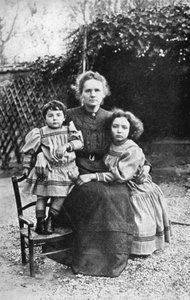 Marie Curie, polskfødt fransk fysiker, med døtrene Eve og Irene, 1908 av Unbekannt