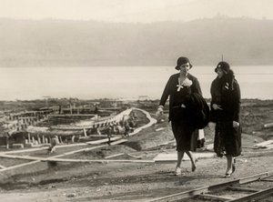 Millicent Veronica Willison, kone til William Randolph Hearst, besøker arbeidet for utvinning av gamle romerske skip fra Lake of Nemi, ca. 1930 (s/hv-bilde) av Unbekannt