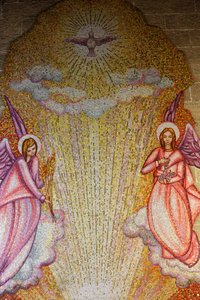 Mosaikk i Sacro Cuore di Gesu kirke: engler og hellig ånd, Gallipoli, Italia av Unbekannt