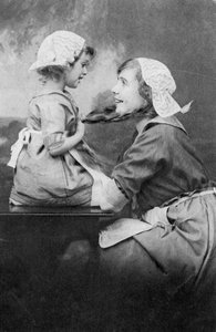 Mor og datter, tidlig på 1900-tallet av Unbekannt
