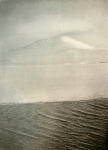 Mount Erebus From The Ice-Foot, c1908, 1909 av Unbekannt