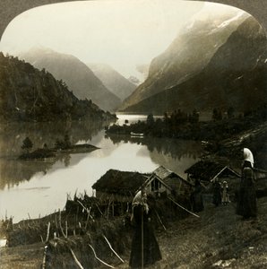Loen-sjøen med fjellvegger - uovertruffen i skjønnhet og storhet - fra Seten gård, Norge, c1905. av Unbekannt