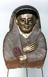 Mummimaske i stukkatur, Ptolemaic-dynastiet av Unbekannt