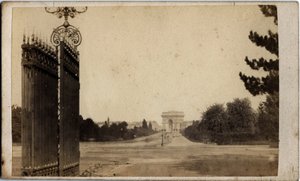 Paris kommune (1871): utsikt over Porte Maillot og Triumfbuen. Anonym fotografering. Trykk på papp Dim. 17x8 cm av Unbekannt