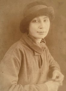Natalia Sergeevna Goncharova 1881-1962 i Paris, 1917. av Unbekannt