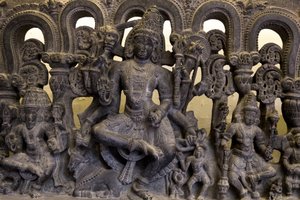 Nasjonalmuseet i India, Delhi. Overligger som viser treenighet (Brahma, Vishnu og Shiva). Kakatiya av Unbekannt