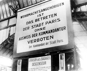 Oppslag på en jernbanestasjon i tysk-okkuperte Paris, 17. juli 1940 av Unbekannt