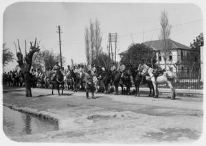 Offiser inspiserer en montert avdeling av den franske fremmedlegionen, Syria, 1900-tallet av Unbekannt
