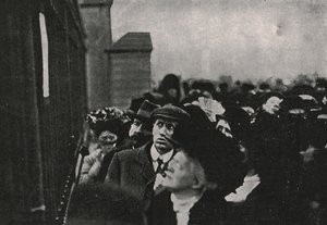Offisiell melding om kong Edward VIIs død lagt ut utenfor Buckingham Palace, mai 1910. av Unbekannt