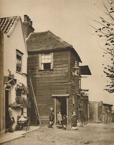 Gamle hus i Highgate fra hvis døråpninger landsbyboere så bussene passere., c1935. av Unbekannt