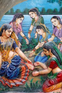 En dag da Radha gikk for å møte Krishna, tråkket hun på den tykke barken av en moden tamarindfrukt og den skar foten hennes. Dette gjorde at hun forsinket møtet med Krishna; derfor forbannet hun treet at dets frukter ikke skulle modnes. Vrindavan Inde av Unbekannt