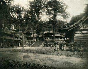 Et av mange templer i Nikko, Japan, et pilegrimsmål for hellige helligdommer, 1936. av Unbekannt