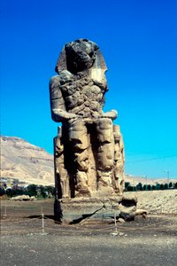 En av kolossene i Memnon, nær Kongenes dal, Egypt, 1300-tallet f.Kr. av Unbekannt