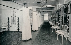En av de romslige treningshallene, c1898 av Unbekannt