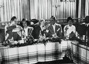 Åpning av en restaurant av populære franske sangere, Paris, september 1941 av Unbekannt