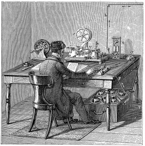 Operatør sender en melding på en Morse elektrisk trykktelegraf, 1887 av Unbekannt