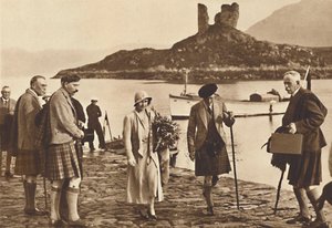 Over havet til Skye - landing i Skye fra yachten Golden Hind, 1933 1937 av Unbekannt