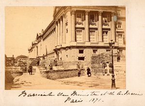 Paris Commune (1871): utsikt over barrikaden på Place de la Concorde foran Marinedepartementet (Hotel de la Marine eller også Hotel du Garde Meuble) i Paris. Anonym fotografering. Trykk på papp Dim. 22x14 cm av Unbekannt