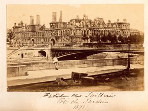 Paris Commune (1871): utsikt over broen til Arcole og Hotel de Ville etter brannen i mai 1871. Anonym fotografering. Skriv ut på papp av Unbekannt